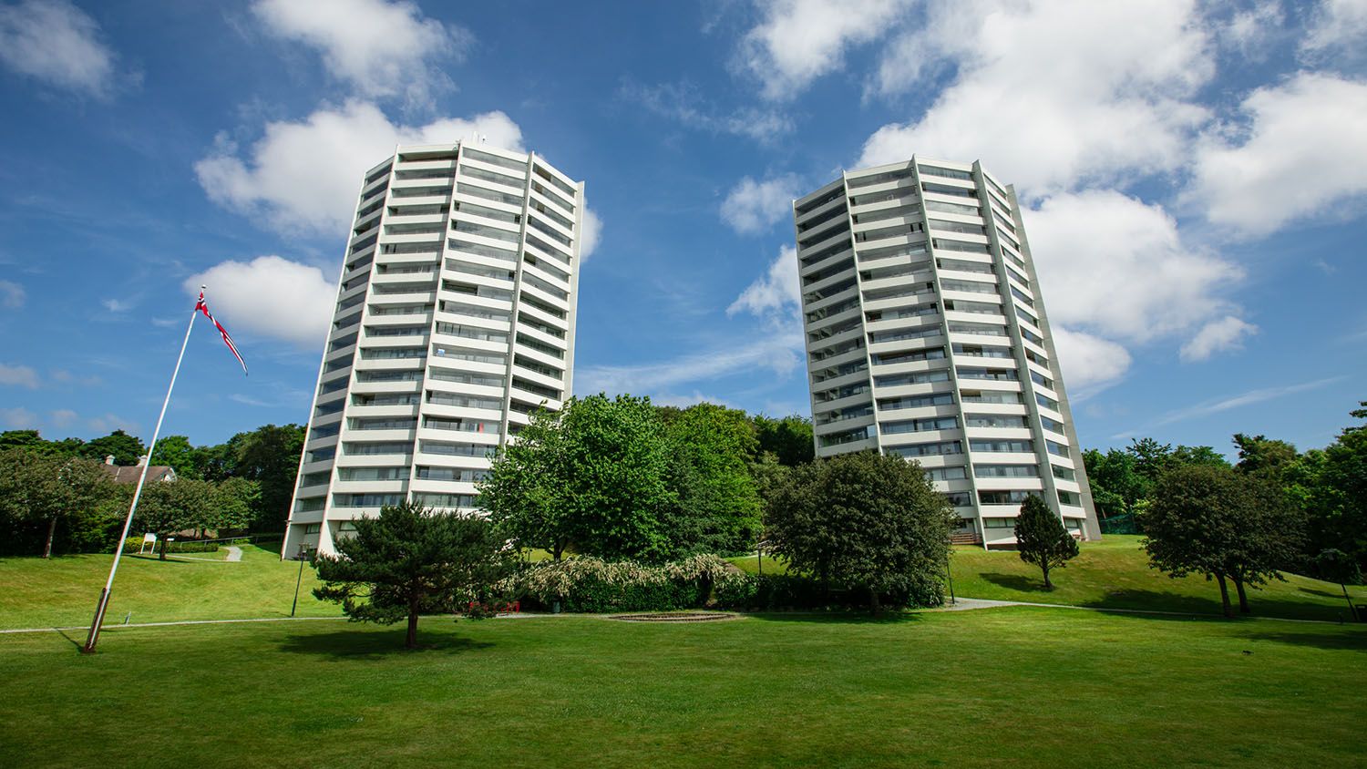 Rosenli ligger idyllisk til et steinkast fra fjorden og med egen sandstrand, omgitt av grønne friområder og et nettverk av koselige stier.