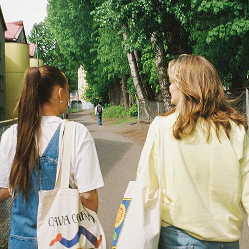 to jenter går med ryggen til