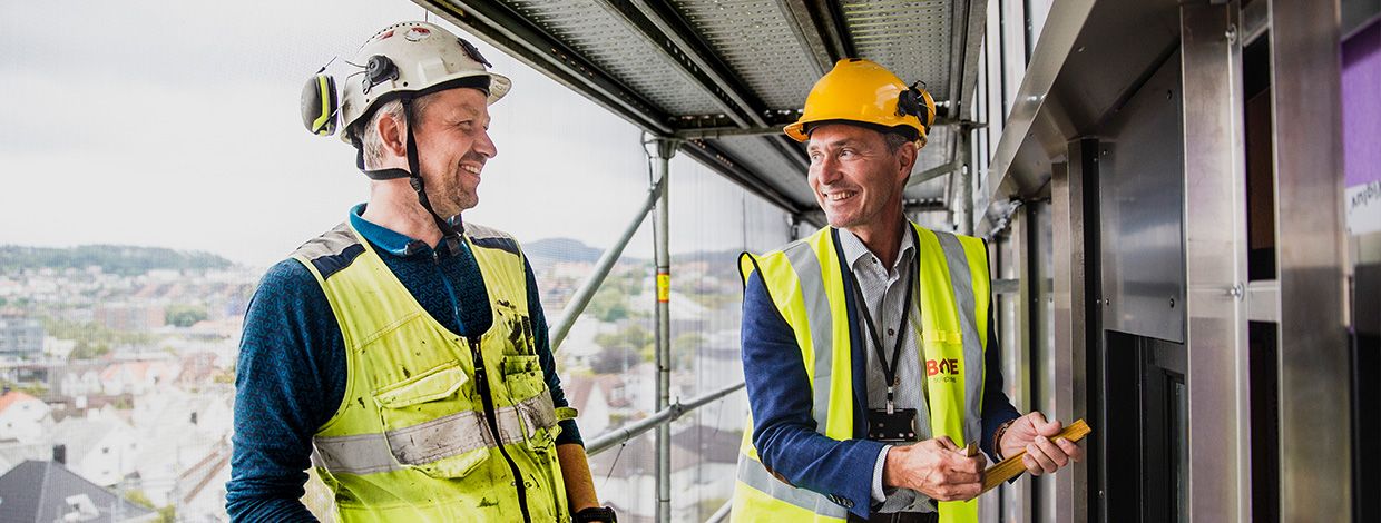 Vaktmester fra Bate inspiserer taket. 