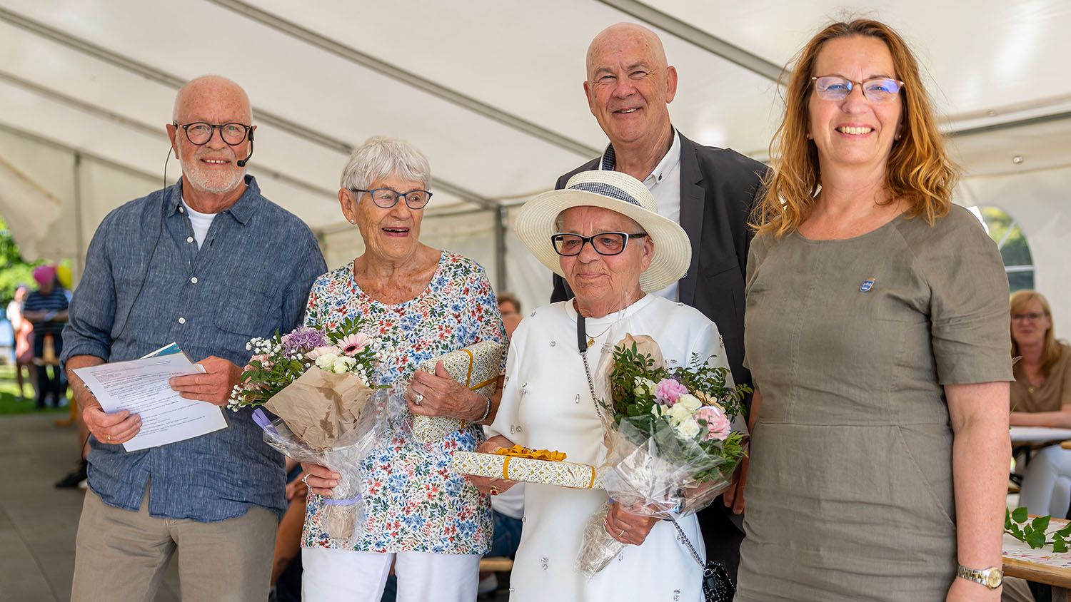 Konferansier Per Gram (fra venstre), Kirsten Bowitz og Haldis Larsen (som har bodd i Rosenli i 50 år), varaordfører Dagny Sunnanå Hausken, bak: styreleder Kjell Egil Solbø.