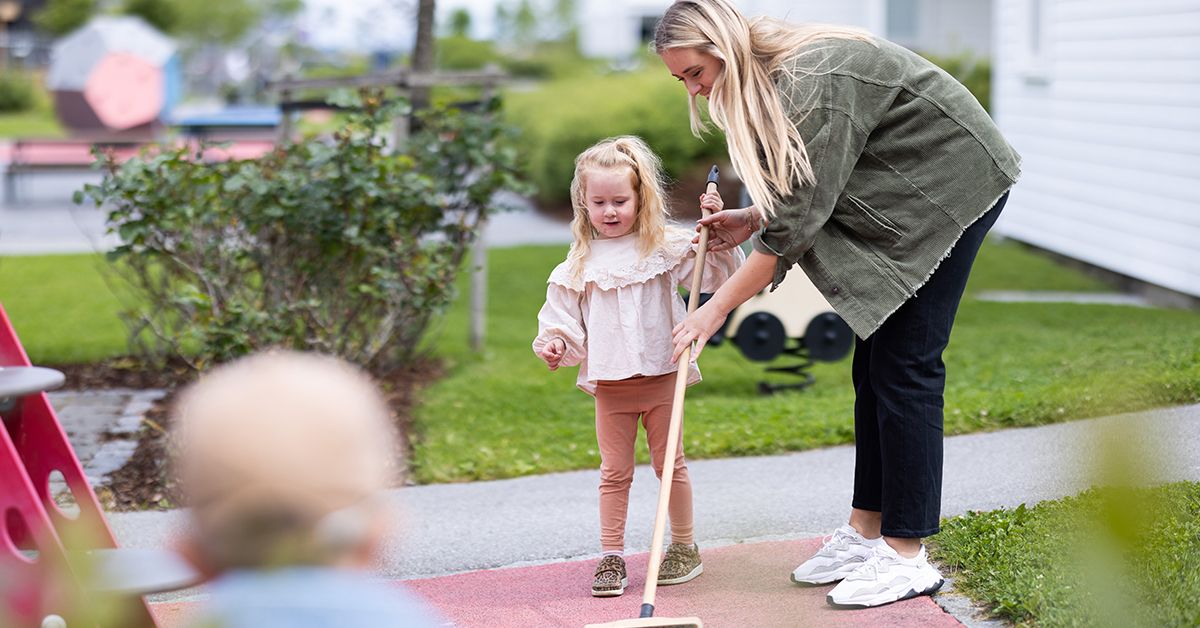 Mor og datter utenfor borettslaget sitt