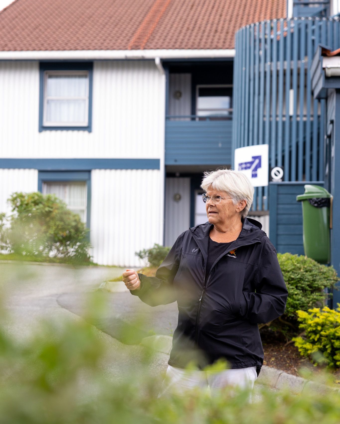 dame foran en blå bygning