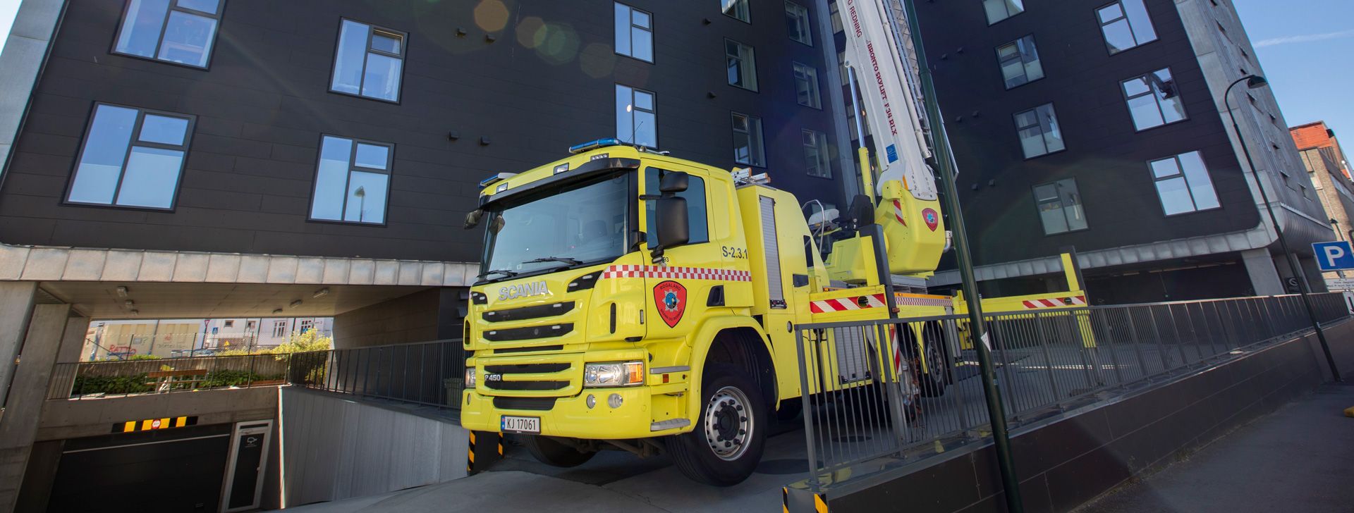 Brannbil oppstilt utenfor boligblokk