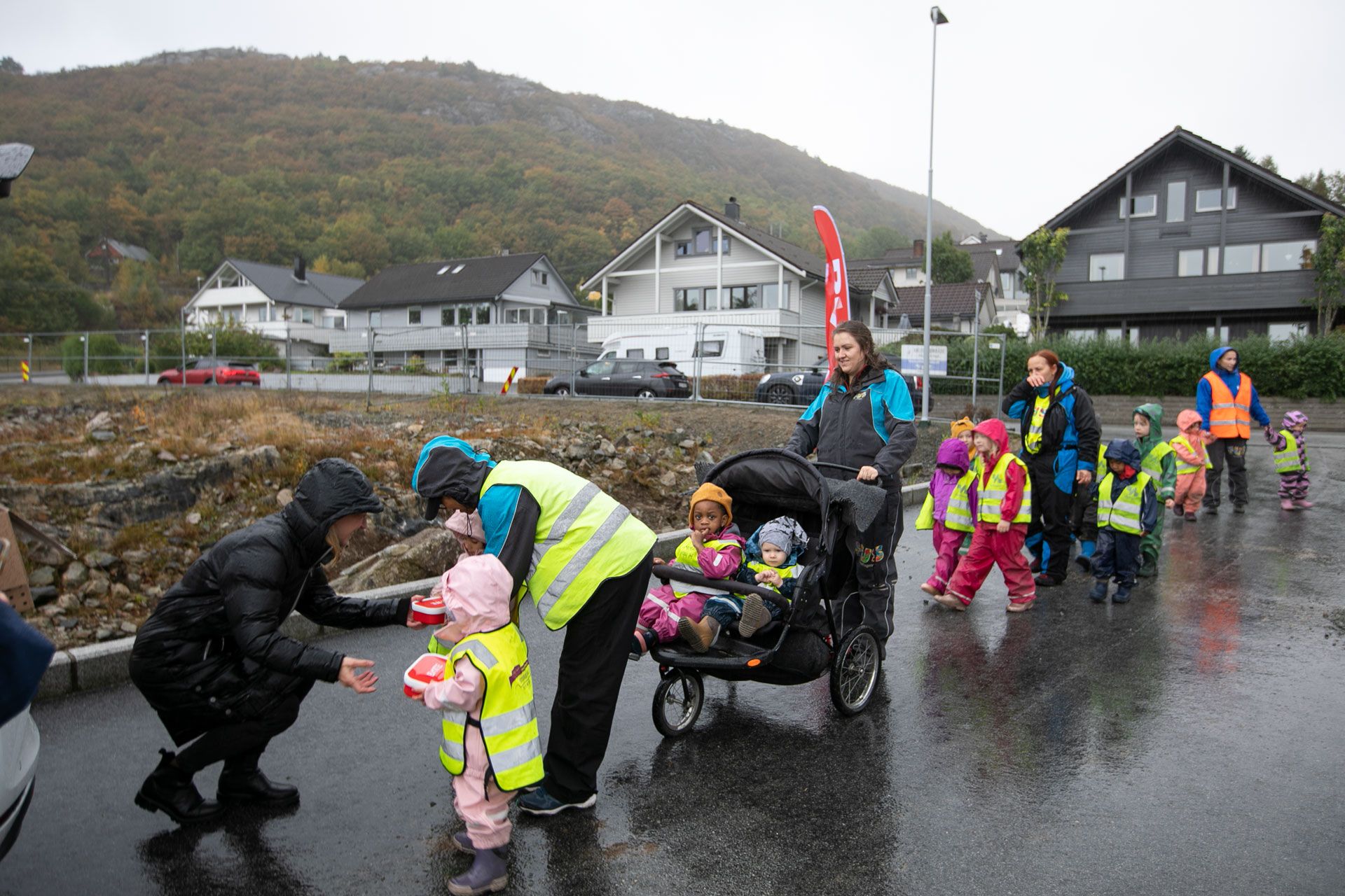 Barn fra Maudland FUS barnehage får matbokser fra Bate