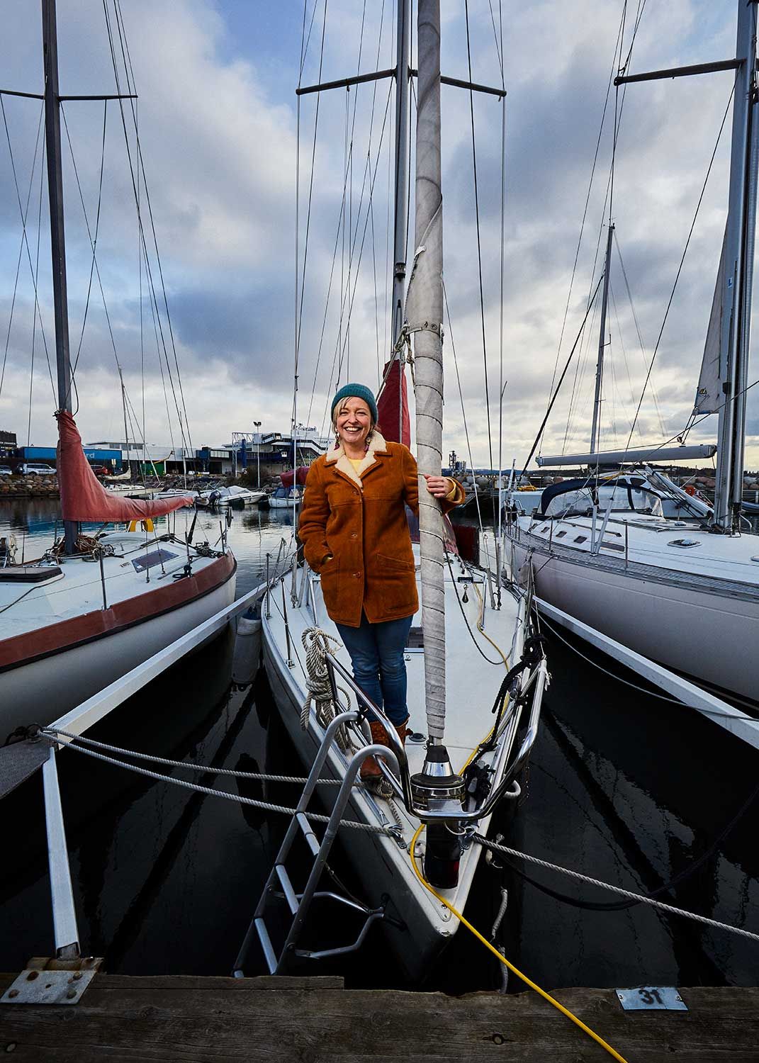 kvinne i baugen på en seilbåt