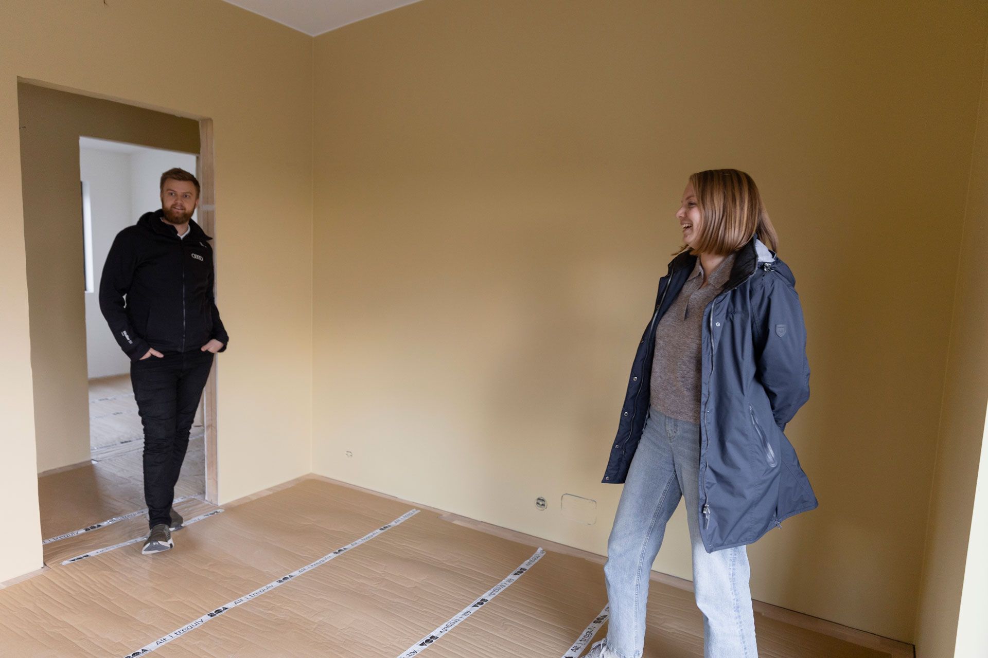 Bjarte og Tove Aarstad på befaring i sitt nye hjem