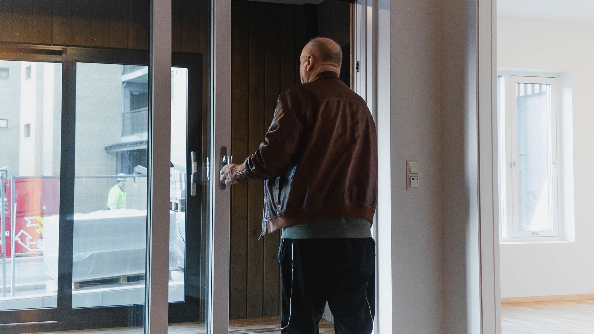 Terje Larsen åpner døra til sin innglassede balkong