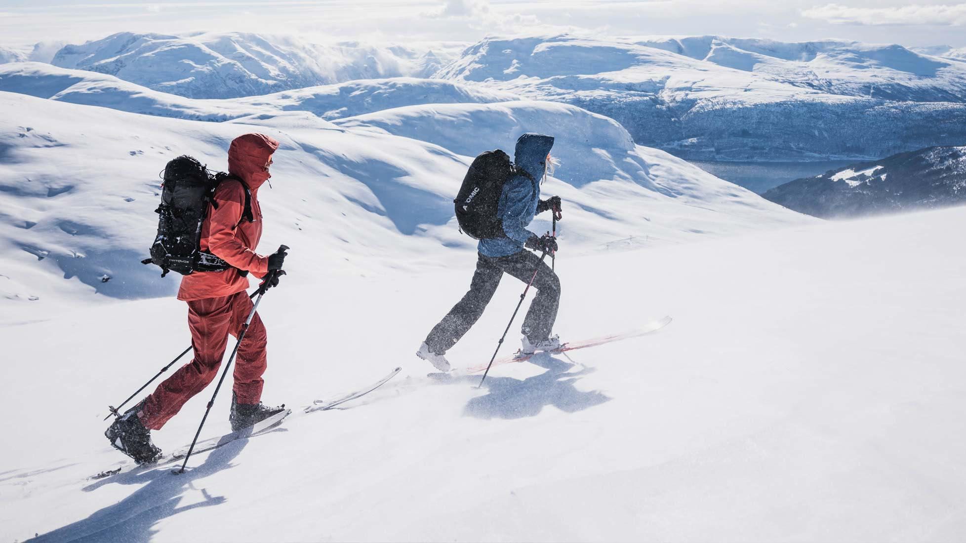 to mennesker på skitur på fjellet