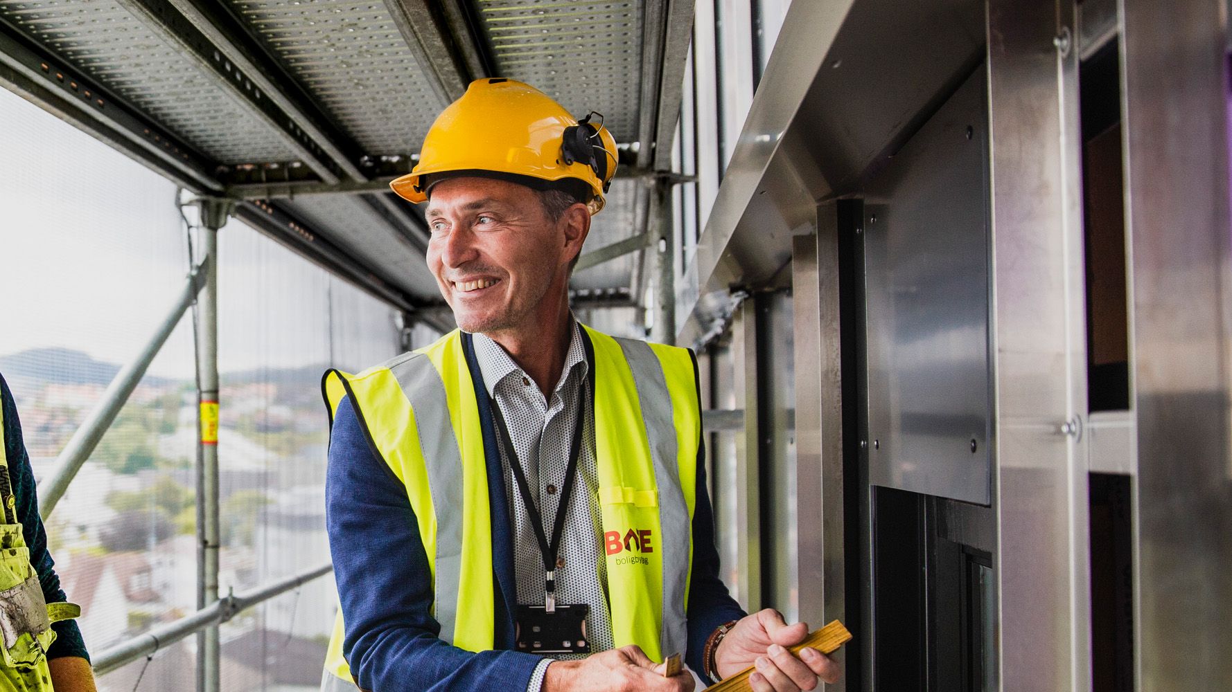 mann med hjelm og gul vest med