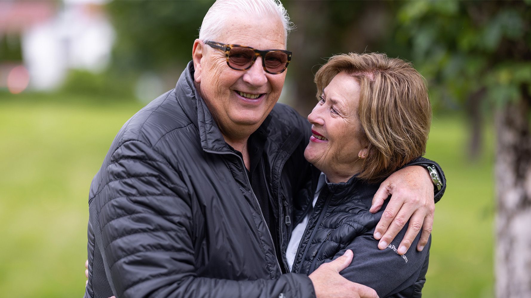 eldre par som holder rundt hverandre og ler