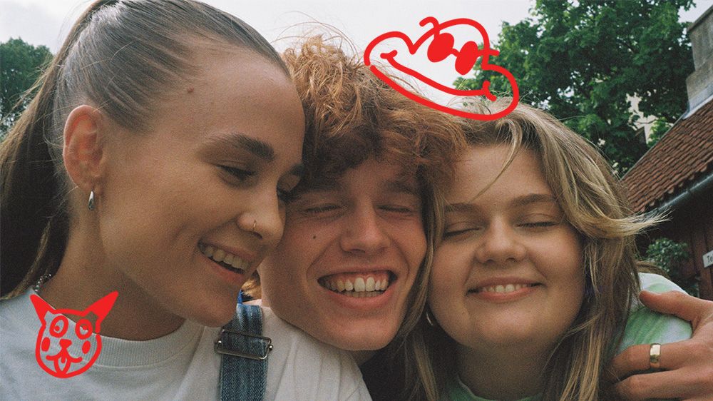 unge mennesker smiler og klemmer