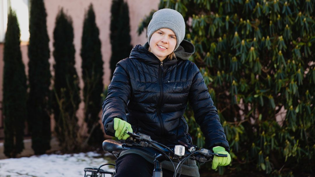Jente sitter på sykkel ute
