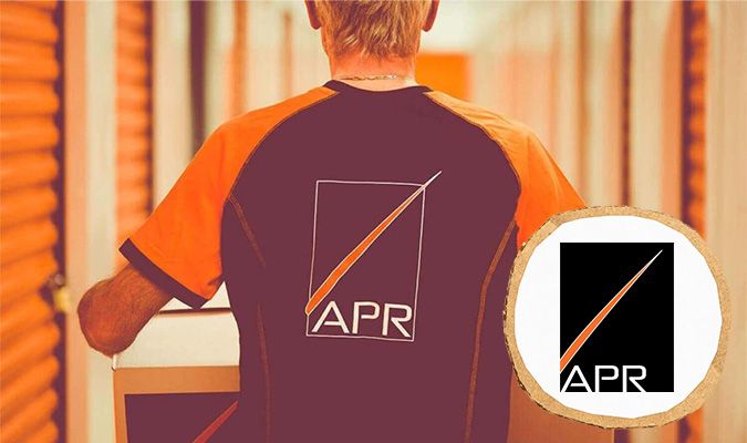 rygg til mann med flytteeske