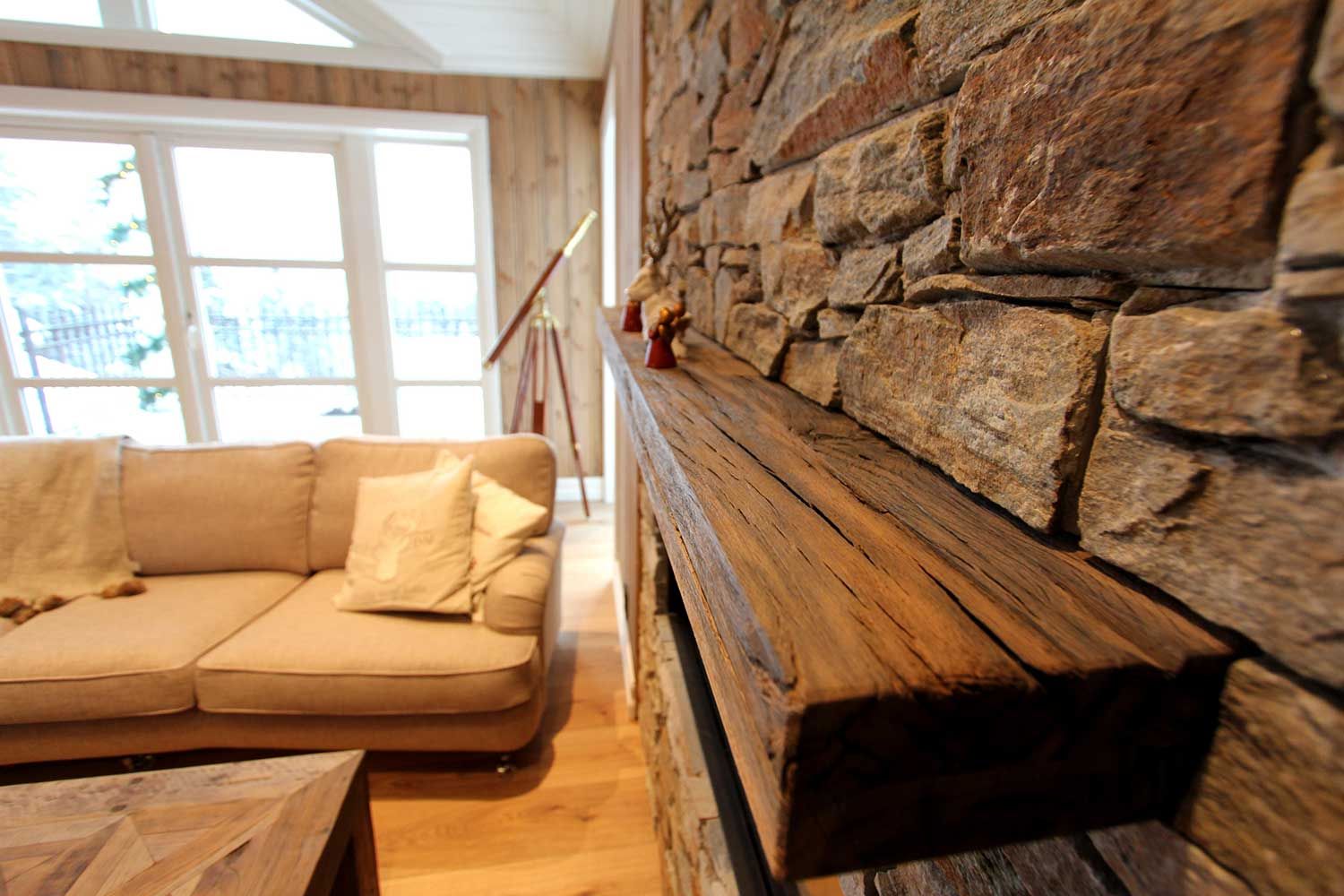 gammelt treverk i stue