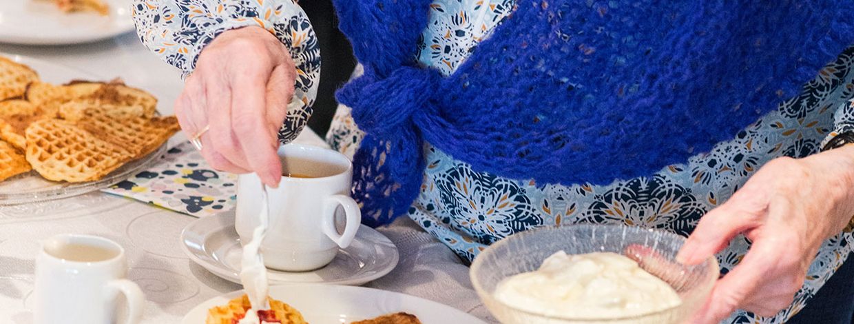 Dame tar rømme på vaffel