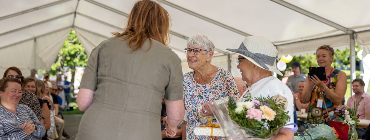 jubilanter mottar gave fra varaordfører