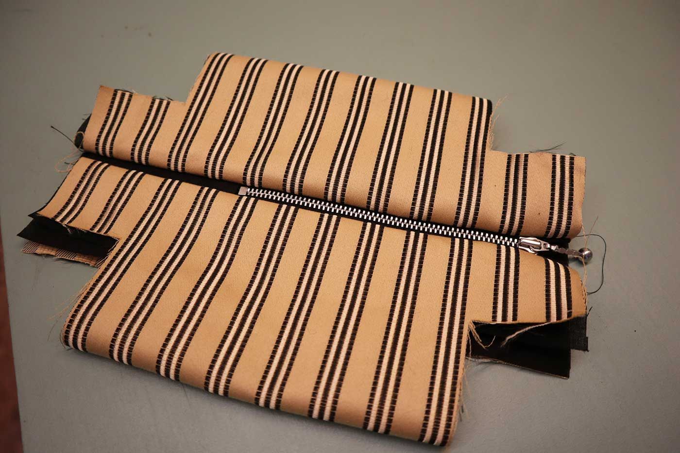 gul stoffbit med glidelås