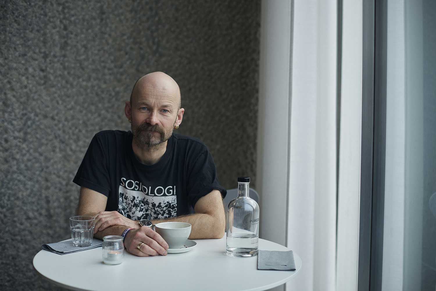 mann sitter på en kafe