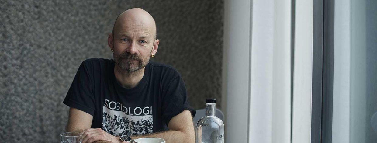 mann sitter på en kafe