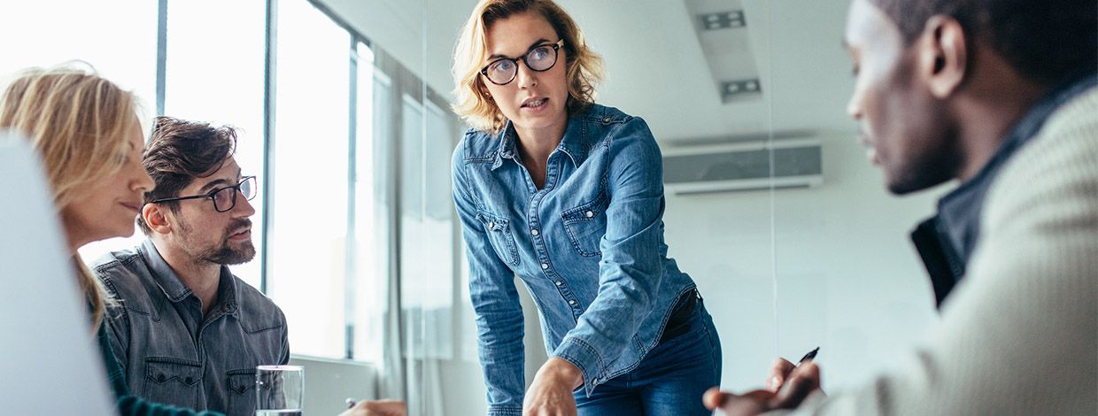 Styreleder diskuterer med styret