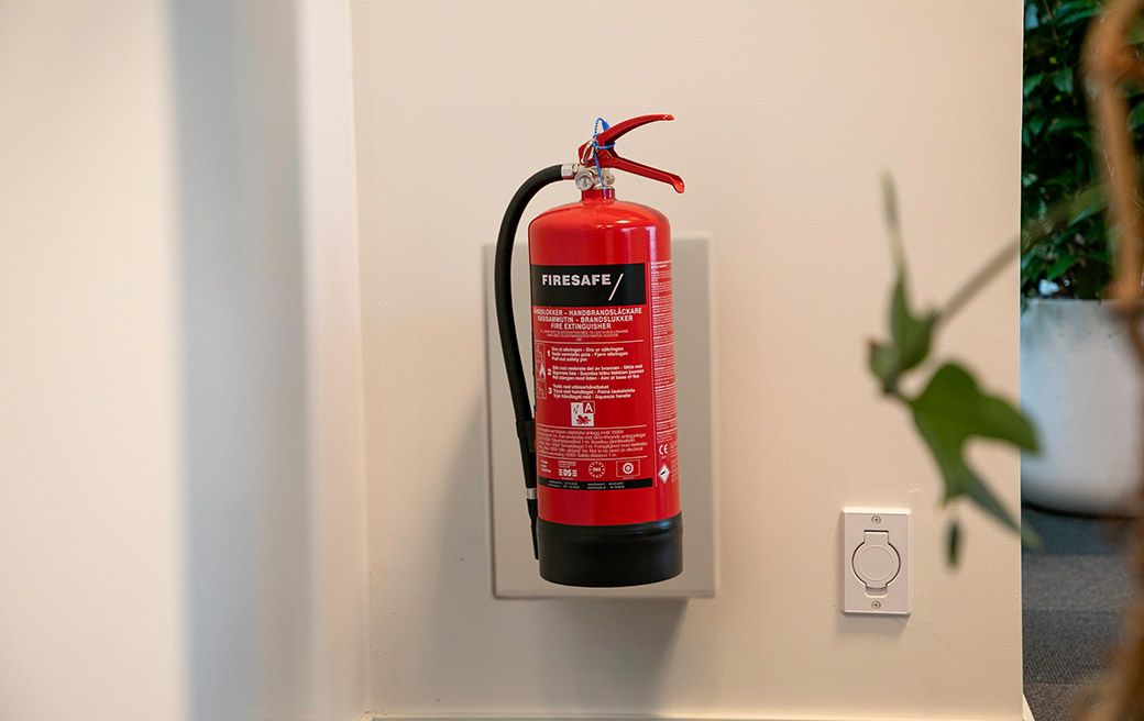 Brannslukningsapparat henger på vegg