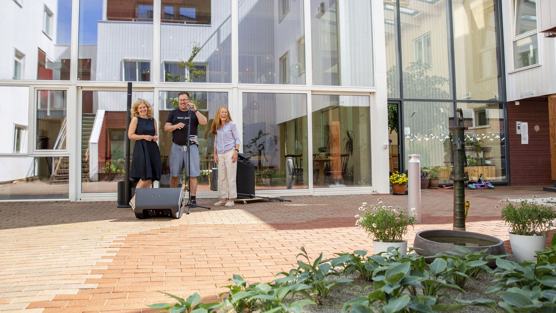 Mona Vervik, Benjamin Dahl og Gunnhild Vik viser fram sitt nye lydutstyr