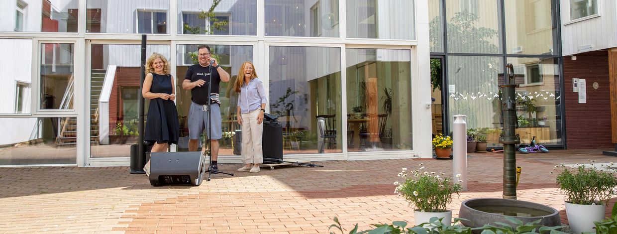 Mona Vervik, Benjamin Dahl og Gunnhild Vik viser fram sitt nye lydutstyr