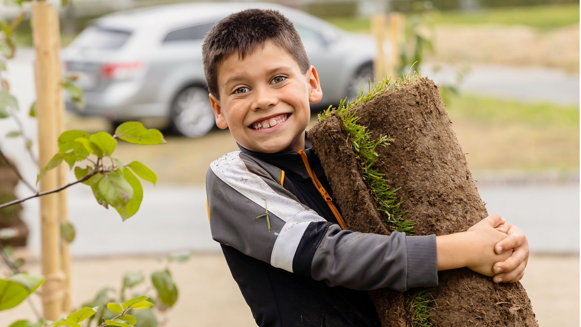 Antonio er klar for å rulle ut plen hos Lye Borettslag
