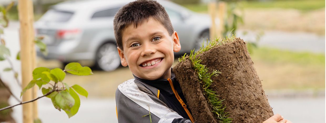 Antonio er klar for å rulle ut plen hos Lye Borettslag