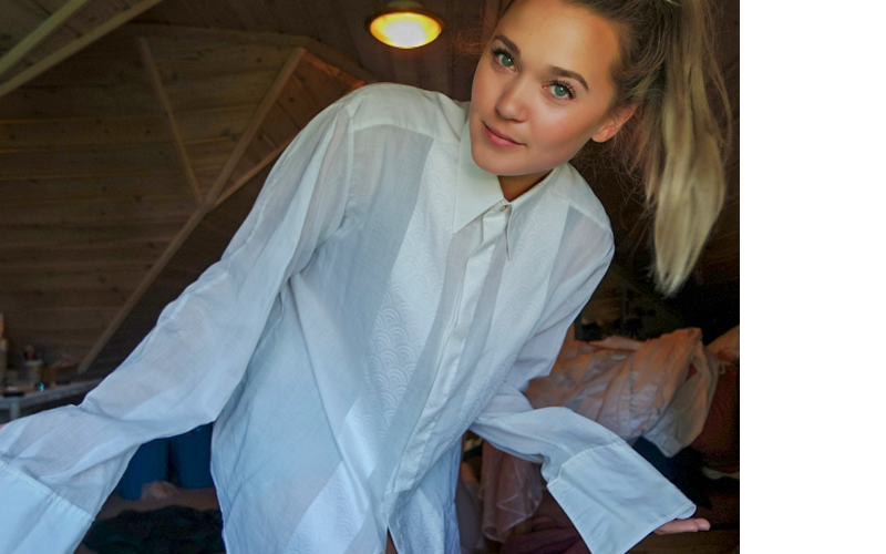 ingrid bergtun i hvit herreskjorte