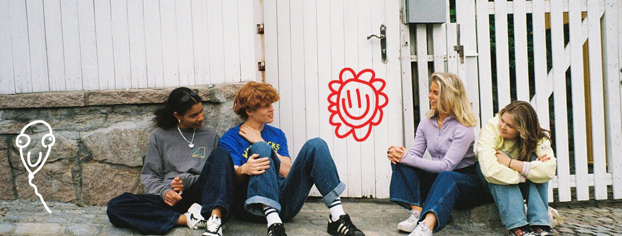 unge mennesker sitter på gata