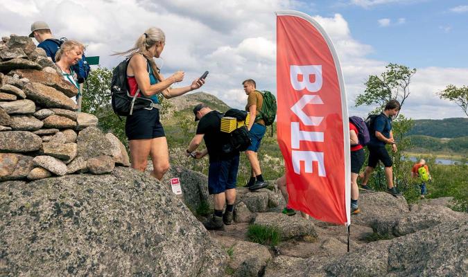 Bate flagg på fjelltopp