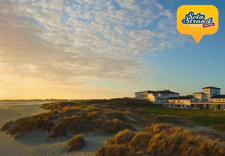 sola strand hotel ved solnedgang
