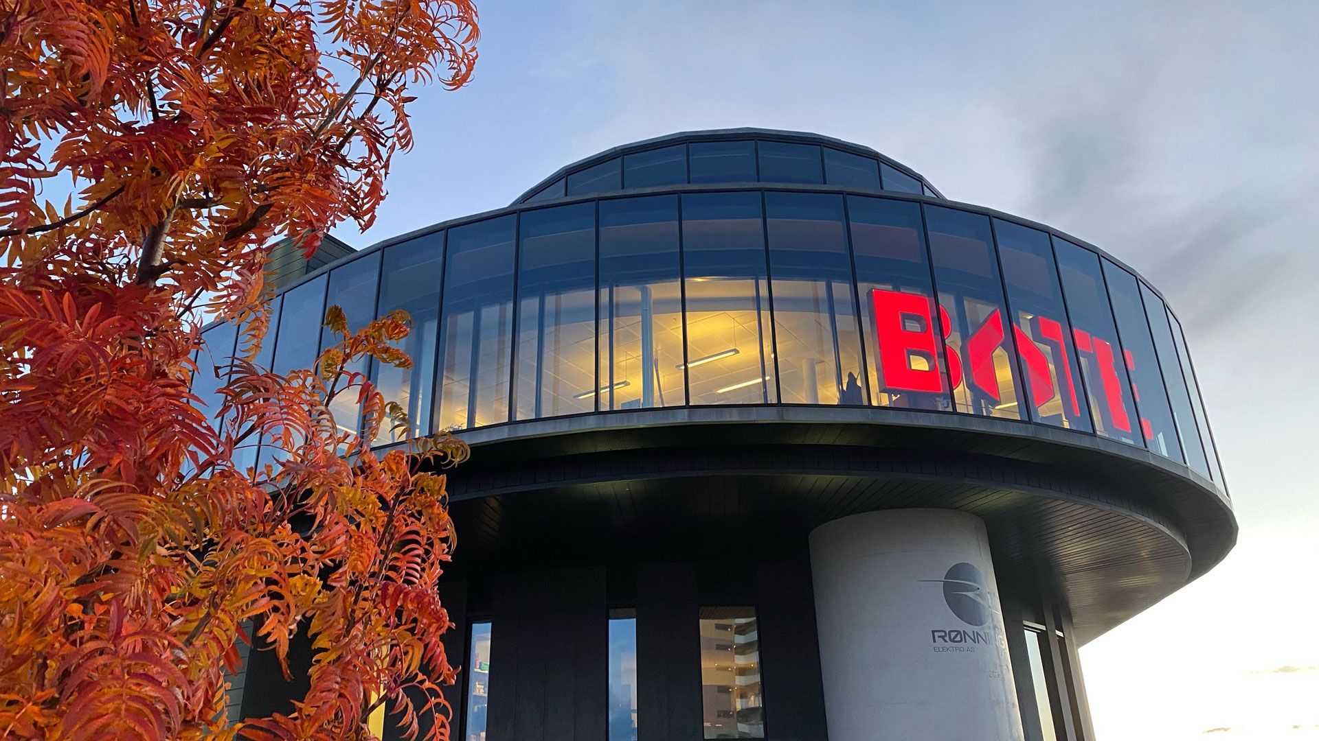 Bate-bygget i høstfarger