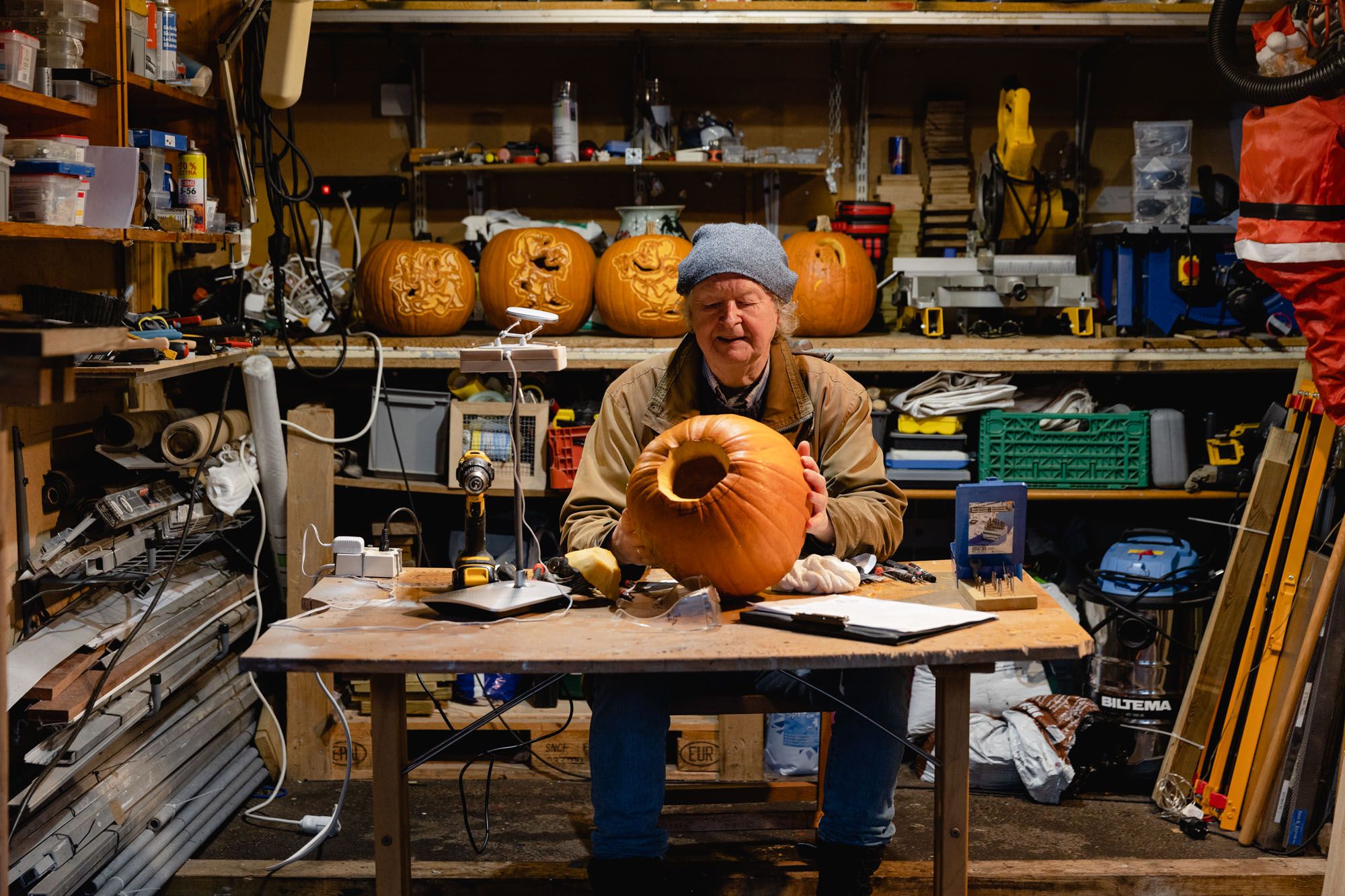 Sigbjørn Lomeland skjærer ut gresskar