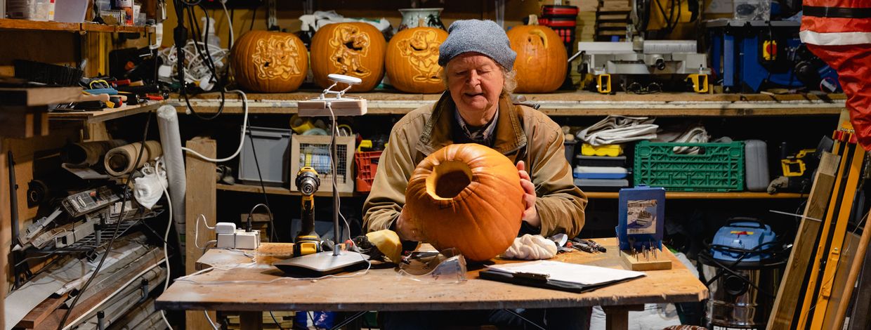 Sigbjørn Lomeland skjærer ut gresskar
