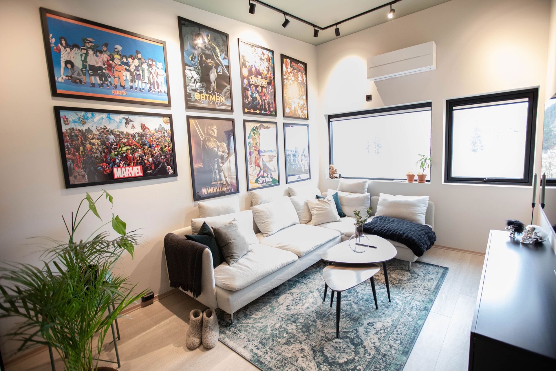 Loftstue med sofakrok, filmplakater og TV