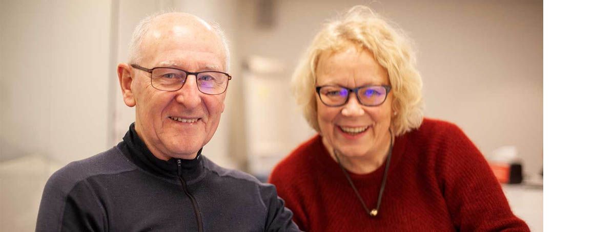 to eldre mennesker ser på nettbrett