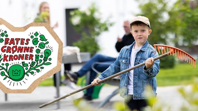 grønne kroner logo og gutt med rake ute i en hage
