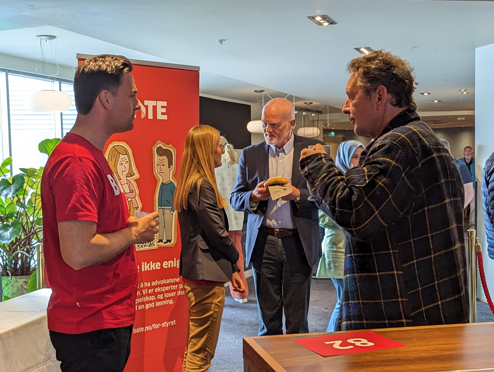 Bate-ansatte og delegater i samtale i pausen under generalforsamlingen i Bate.