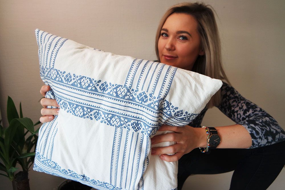 Ingrid Bergtun holder hjemmesydd pute