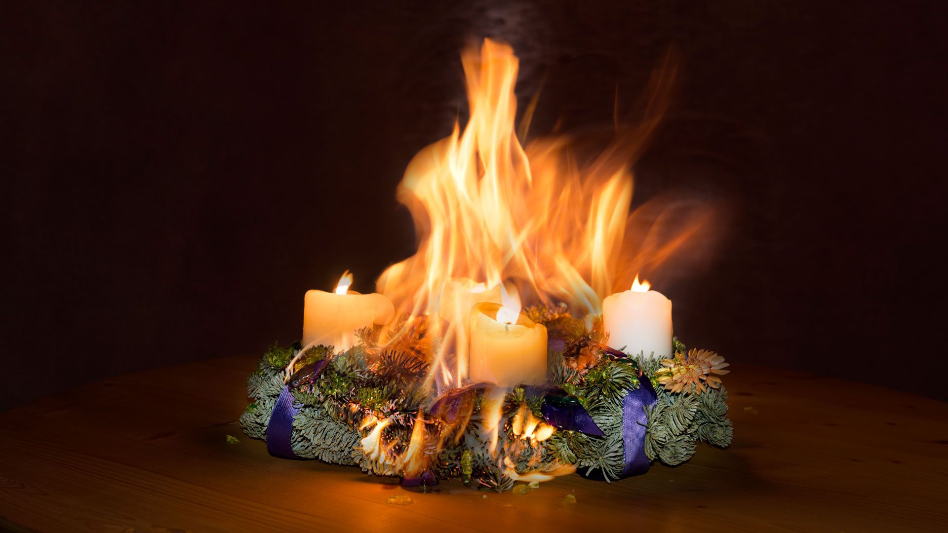 Juledekorasjon i flammer