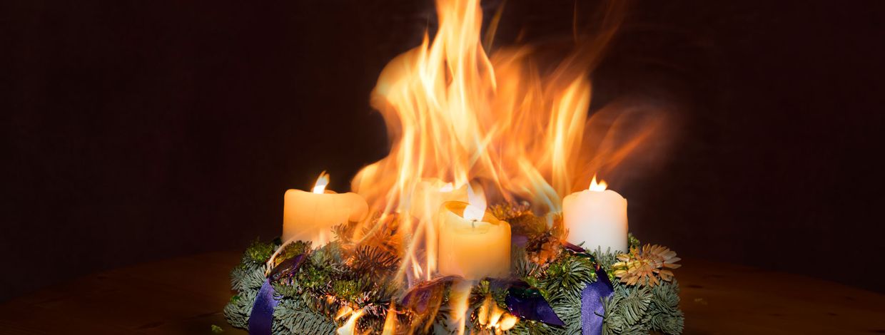 Juledekorasjon i flammer