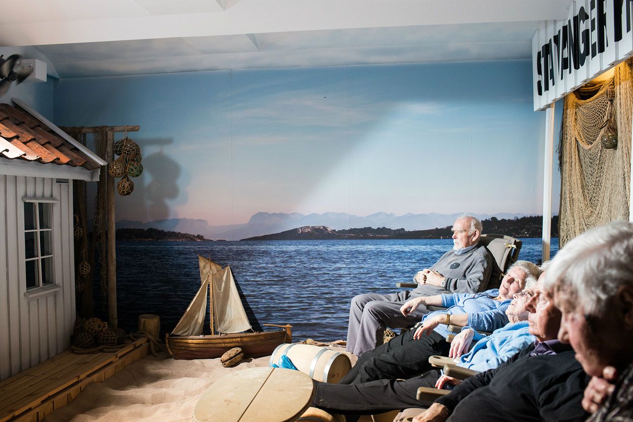 Beboere på Øyane sykehjem sitter i solrommet