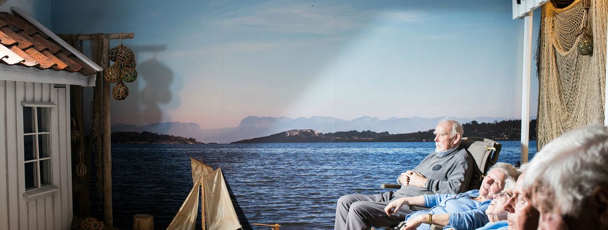 Beboere på Øyane sykehjem sitter i solrommet