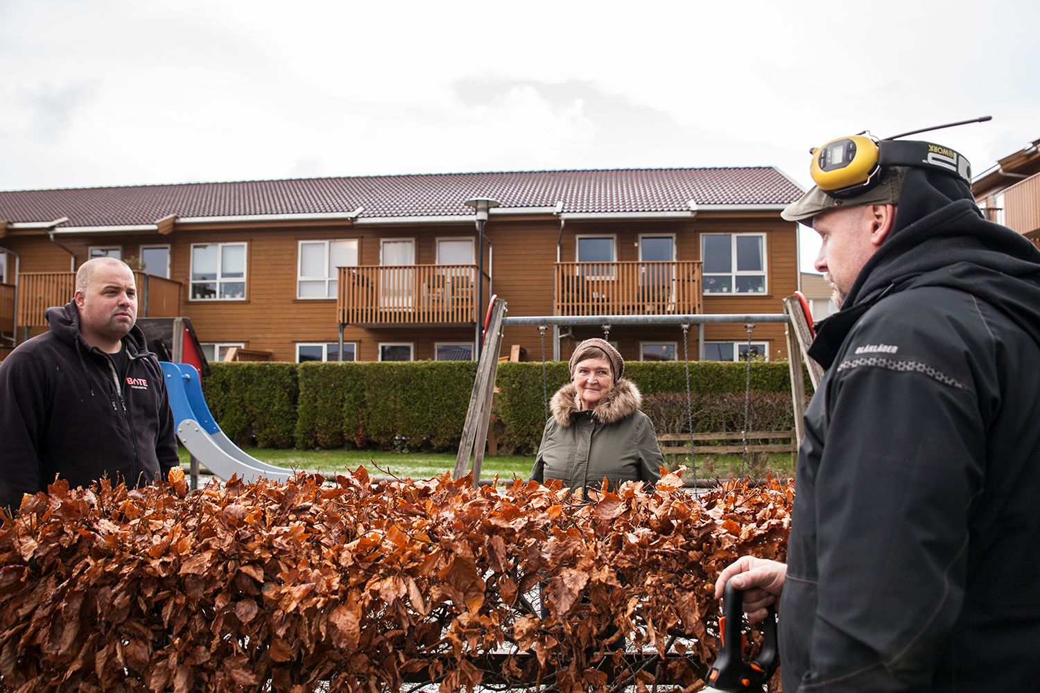Vaktmester og gartner fra Bate snakker med fornøyd kunde