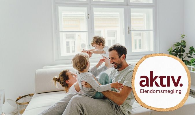 familie leker på sofaen