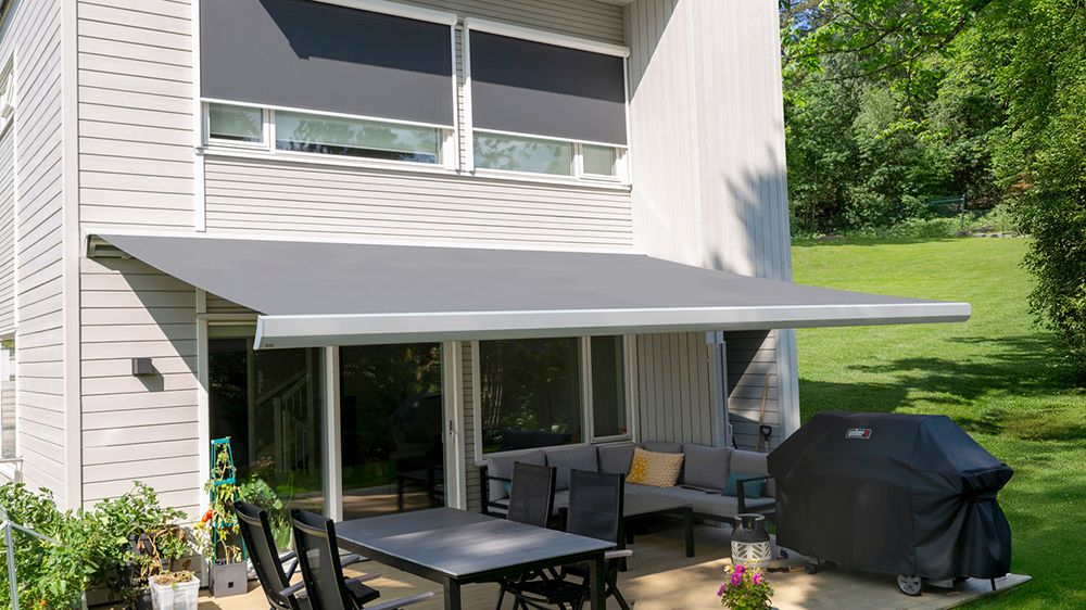 solskjerming over terrasse og på vindu