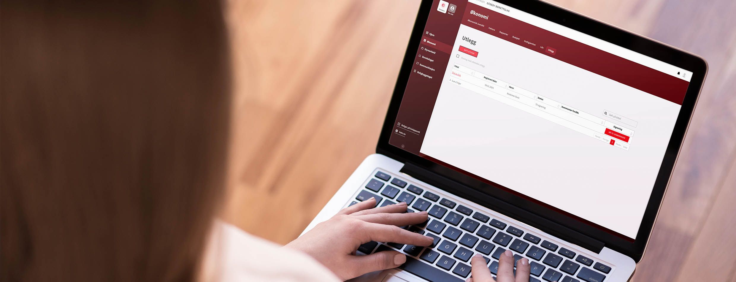 Dame sitter med en pc som viser Portalen