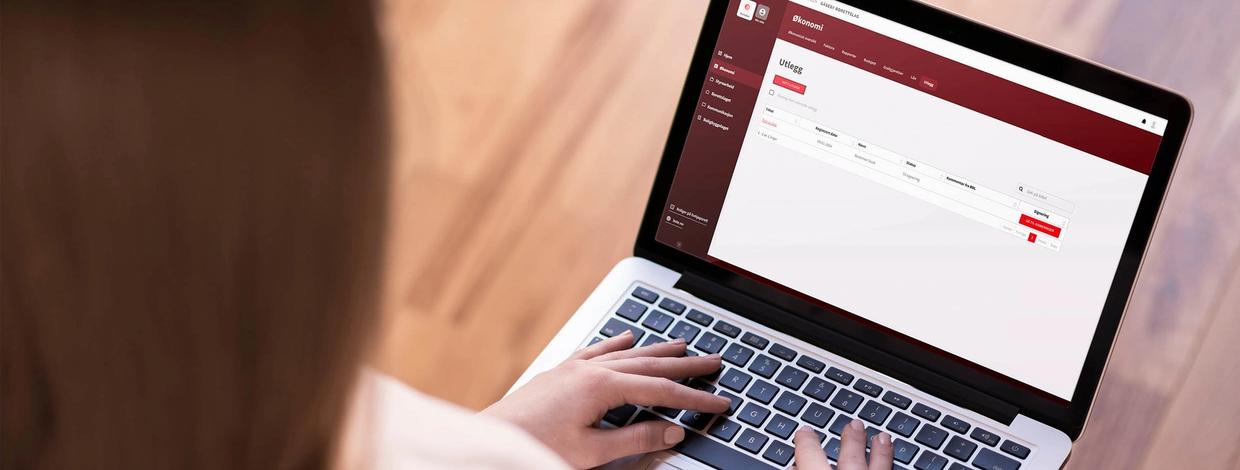 Dame sitter med en pc som viser Portalen